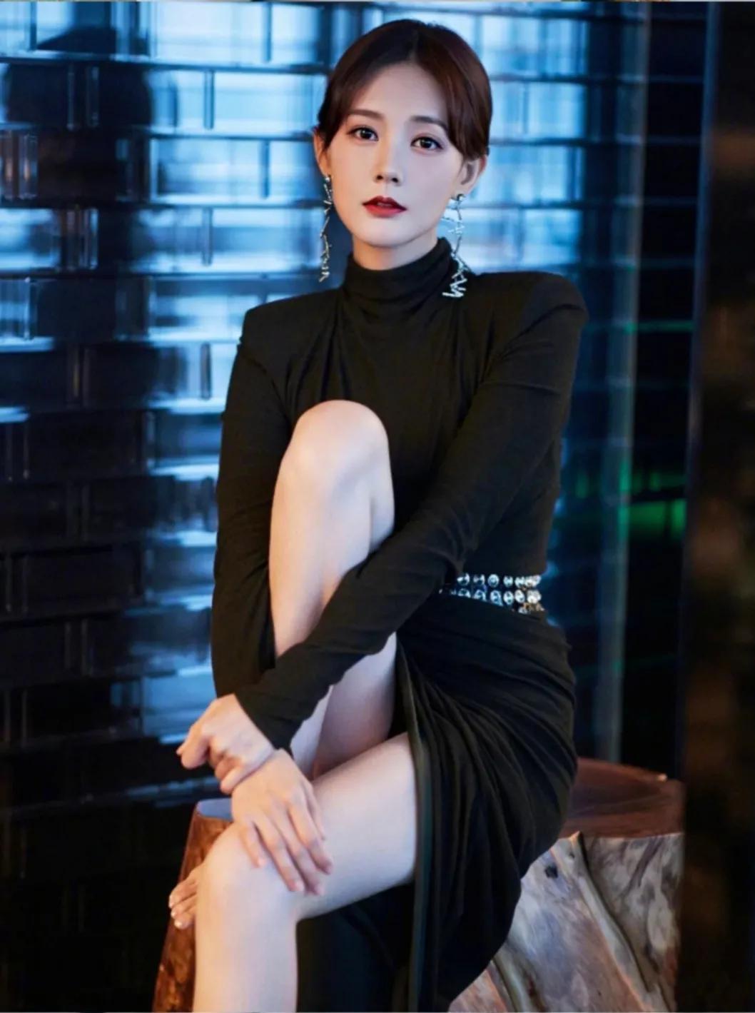 李一桐身材绝了，连衣裙配大红唇性感撩人，腿真诱人，大美女一枚