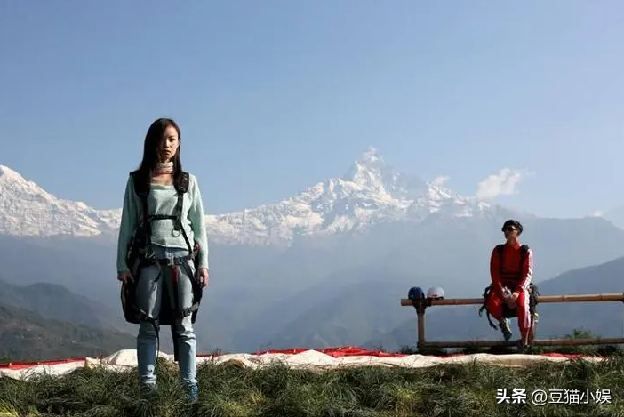 在尼泊尔电影中，爱情转向与亲情坚守是如何表现的？