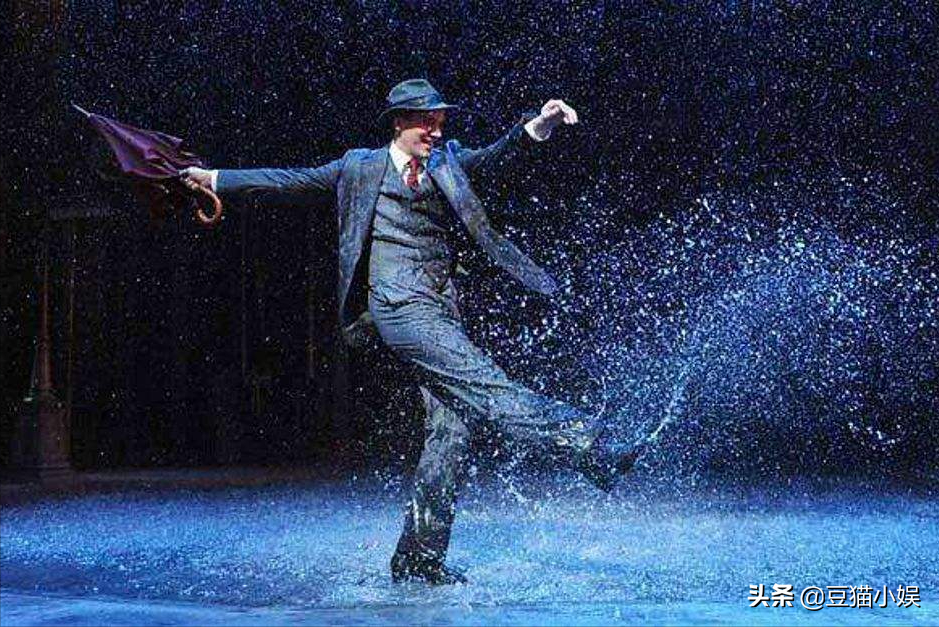 采用“戏中戏”的手法，通过《雨中曲》展现歌舞与电影的融汇
