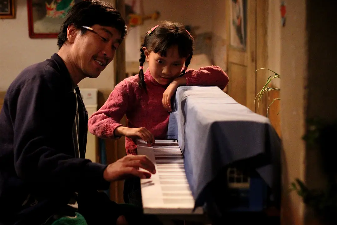 《钢的琴》：以下岗工人造钢琴为背景，在温情背后致敬父辈