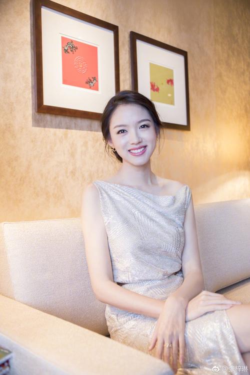 中国第一位世界小姐冠军，拒绝嫁入30亿豪门，转身就下嫁普通人！