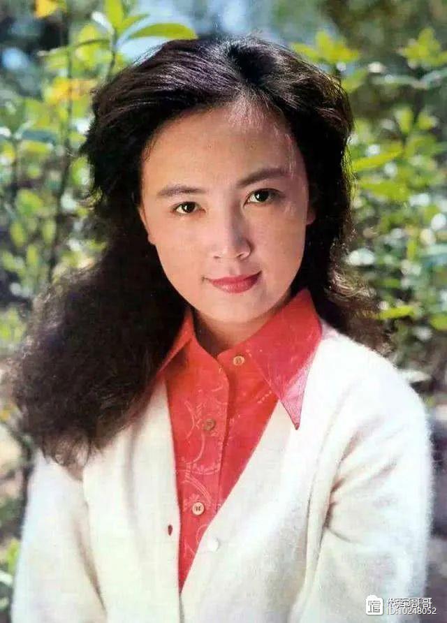 80年代红极一时的美女，22岁嫁给忠实粉丝，如今63岁依然气质出众