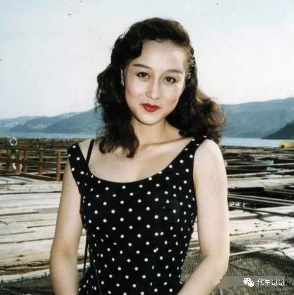 她是性感尤物，李连杰为了娶她不惜净身出户，如今56岁身材美如少女