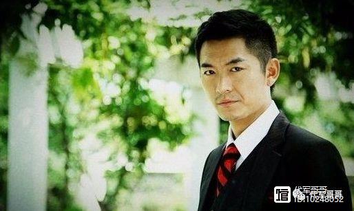 他是陆毅的同班同学，演技不输黄晓明，出道17年只能演男二号？
