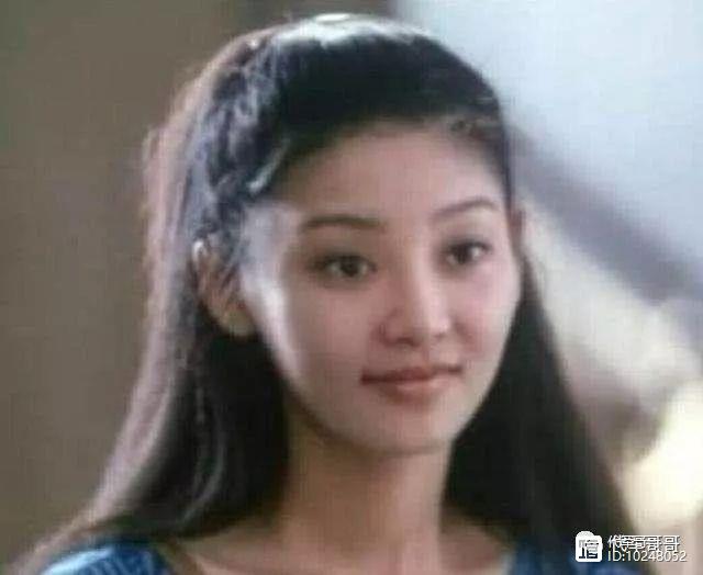 她12岁登台表演，曾与王志文相恋，结婚19年却没生孩子！