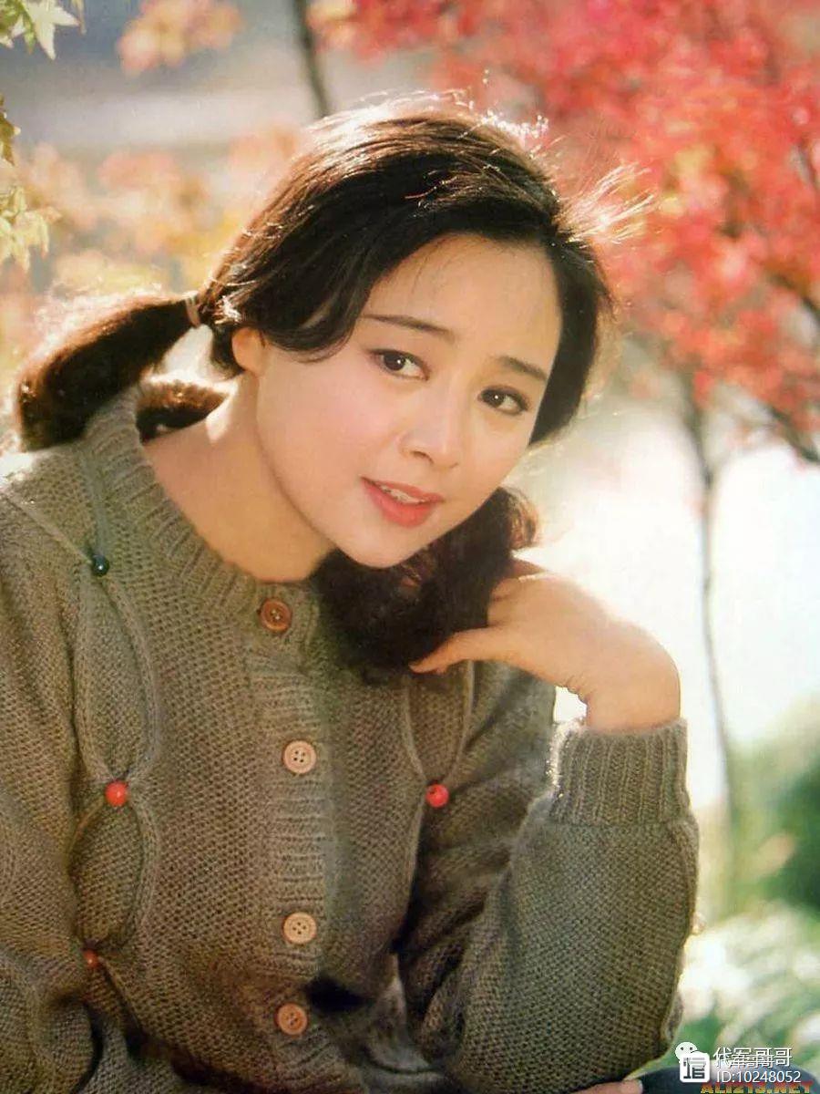 她23岁走红，被封“中国第一偶像”，如今61岁却还是单身！