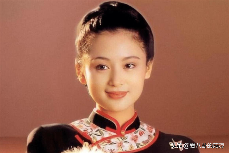 中国第一代琼瑶女郎，无数人心目中的梦中情人，今52岁气质依旧