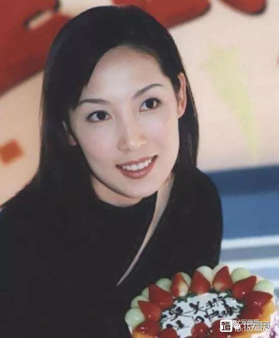 她曾是TVB花旦，嫁给大4岁豪门老公，如今46岁幸福成这样！