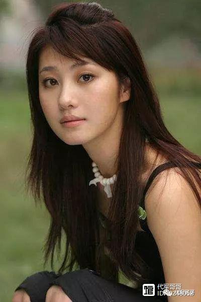 她是白百何同学，18岁被黄宏选中演戏，出道17年为何却不红？
