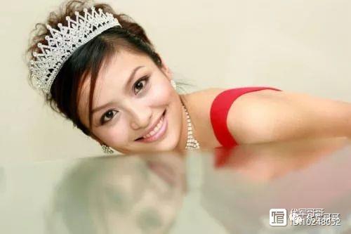 获环球小姐冠军被取消，曾与钟汉良传绯闻，如今34岁生活成这样？