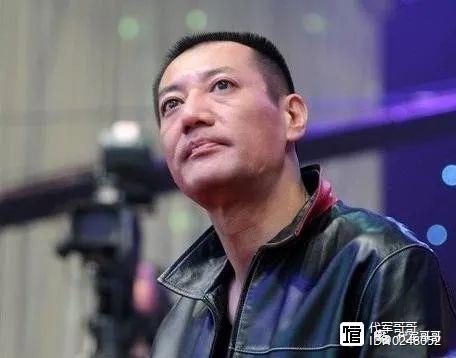 他演《我爱我家》出名，曾娶演员赵明明为妻，如今54岁婚姻幸福