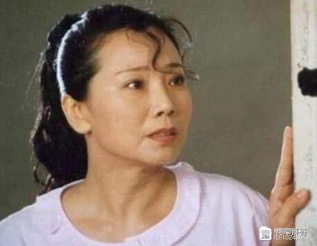 她曾是中戏学霸校花，嫁给同学陈宝国很幸福，儿子长得帅演技又好
