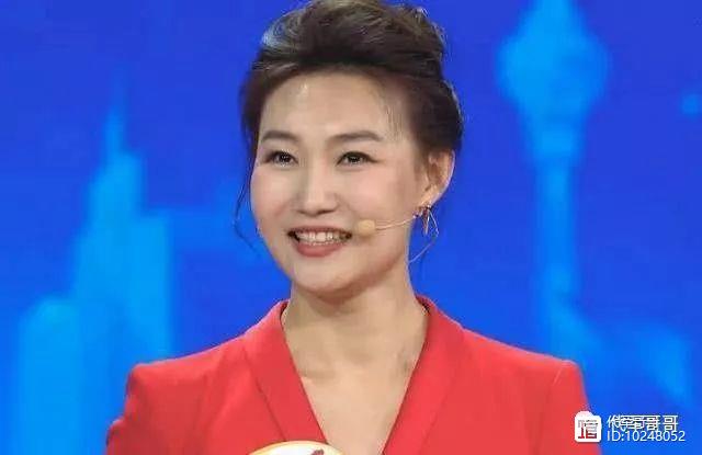 央视美女主播，曾与张泽群传绯闻，如今42岁却婚姻成谜？