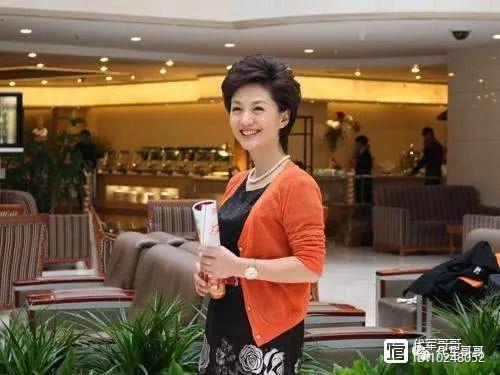 端庄大气央视女主播，嫁给大12岁清华教授，如今47岁很美很幸福