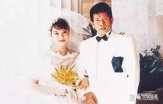 19岁演小龙女成名，丧夫6年后嫁入豪门，如今55岁成人生赢家
