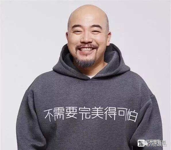 他被称为香港填词王，婚恋状况却成谜，如今50岁生日群星捧场