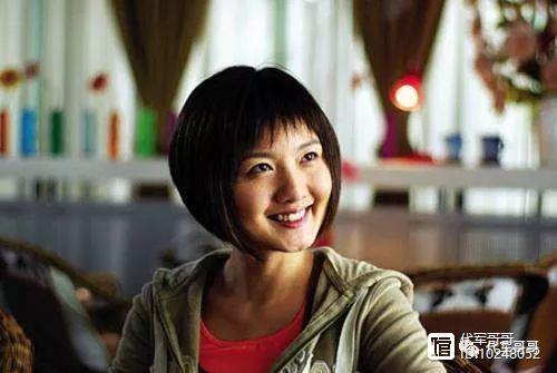 她7岁出合唱专辑，嫁给青梅竹马的男友，如今37岁很美很幸福