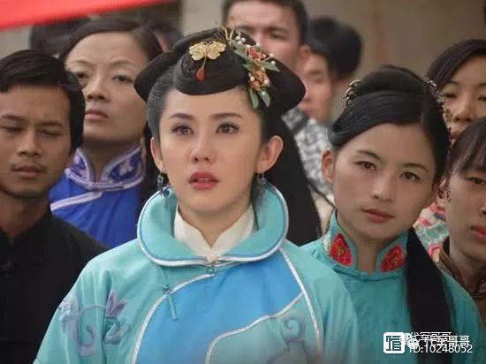 从小惨遭父亲家暴，19岁出道拍广告养家，如今38岁很美却还是单身