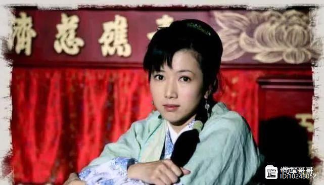 父母因家暴离婚，33岁嫁豪门生2子1女，如今43岁的她被宠成公主