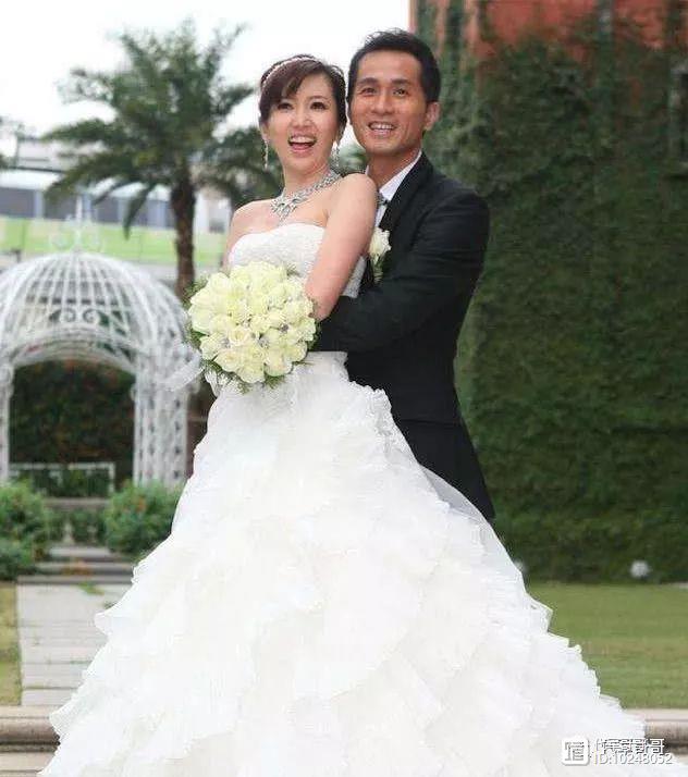 父母因家暴离婚，33岁嫁豪门生2子1女，如今43岁的她被宠成公主