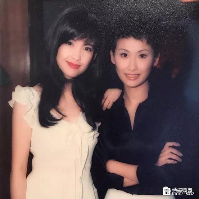 红极一时的乐坛小花，嫁给小5岁赛车手，如今48岁幸福成这样
