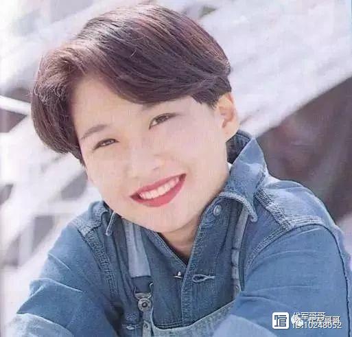 红极一时的乐坛小花，嫁给小5岁赛车手，如今48岁幸福成这样