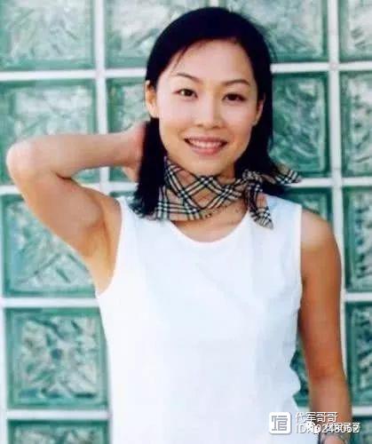 她曾是香港歌坛天后，嫁给大2岁唱片骑师，如今两个女儿美艳迷人