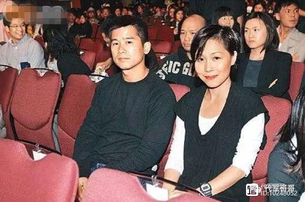 她曾是香港歌坛天后，嫁给大2岁唱片骑师，如今两个女儿美艳迷人