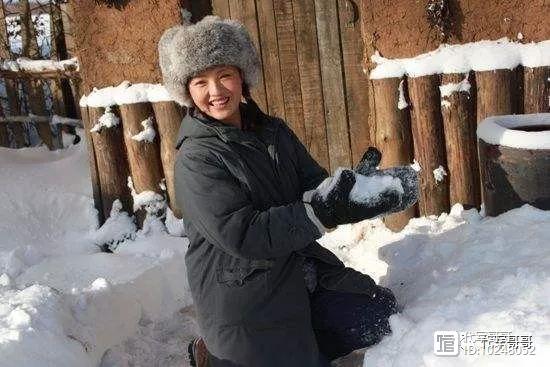 她颜值不输当红小花，演技在线却不温不火，如今42岁却还是单身