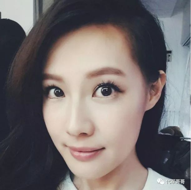 她20岁出道，嫁给大6岁演员赵锦焘生2女，如今37岁婚姻生活甜如蜜
