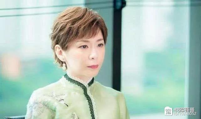 25岁演纪晓芙走红，与男友相恋10年惨遭背叛，如今50岁很美却单身