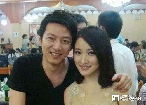 他曾是央视最帅主播，被传与选美冠军隐婚，如今30岁发福成这样？