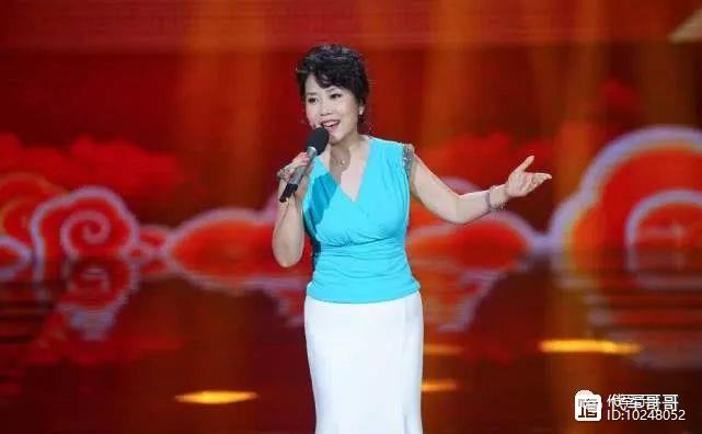 美女歌手18岁一曲成名，嫁给大7岁帅气演员，如今49岁婚姻甜如蜜