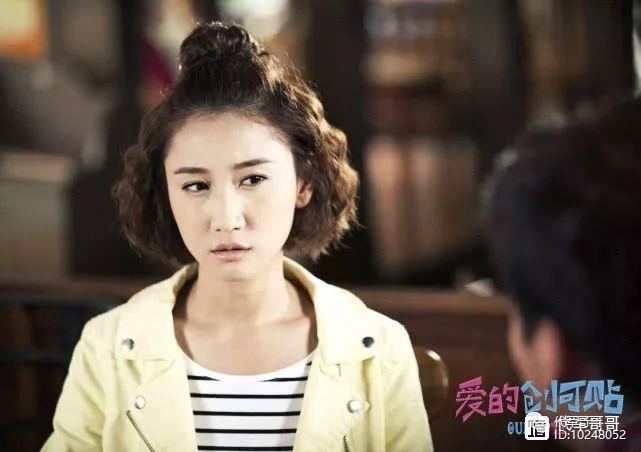 她主演偶像剧成名，结婚生子后很少演戏，如今35岁却成网络红人