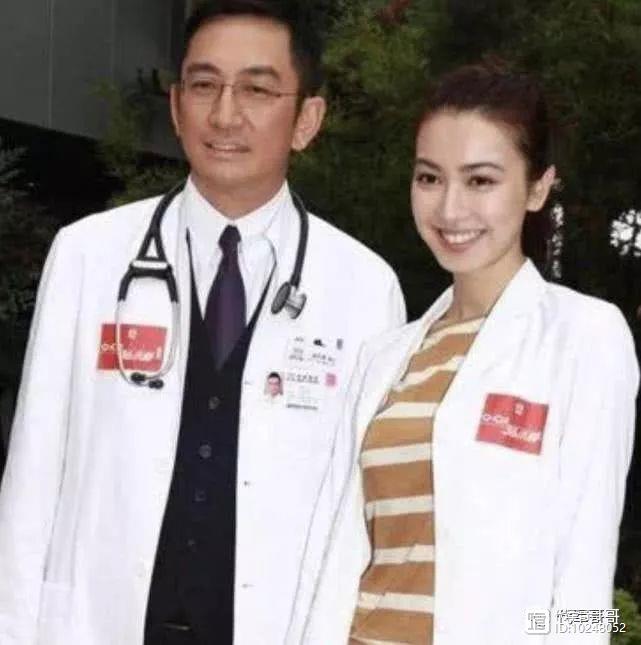 又一位女星宣布结婚，他们在同一家医院出生，相恋5年修成正果！