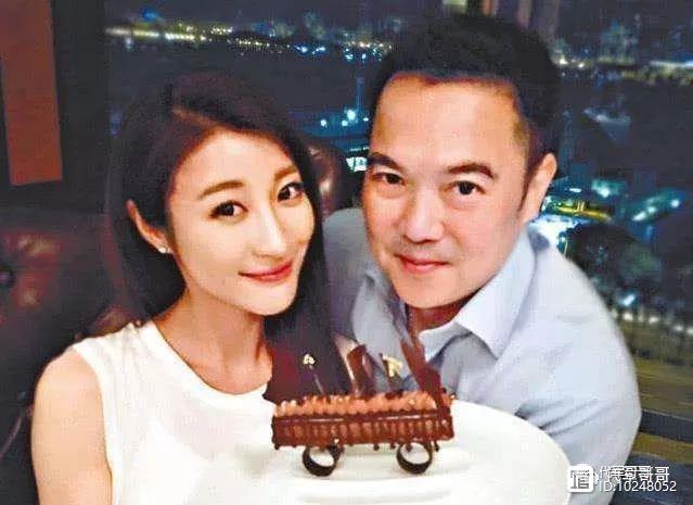 她是豪门千金却偏爱演戏，嫁给大15岁老公，如今32岁很美很幸福