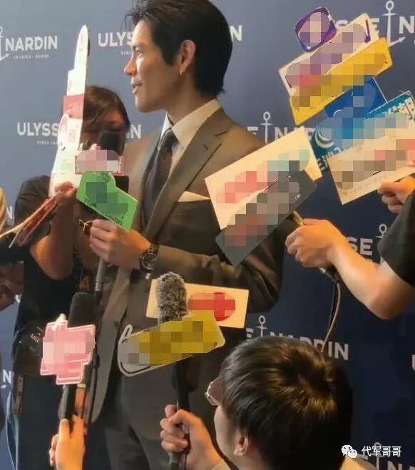 反差好大！向佐出席活动记者跪地采访，但他对女高层却贴面热聊