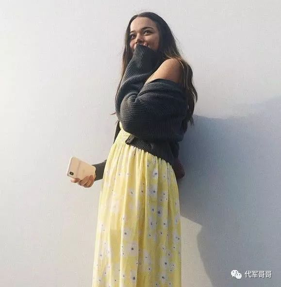 霸气外露！邓文迪18岁长女晒浴照，身材不佳却无惧恶评自信十足