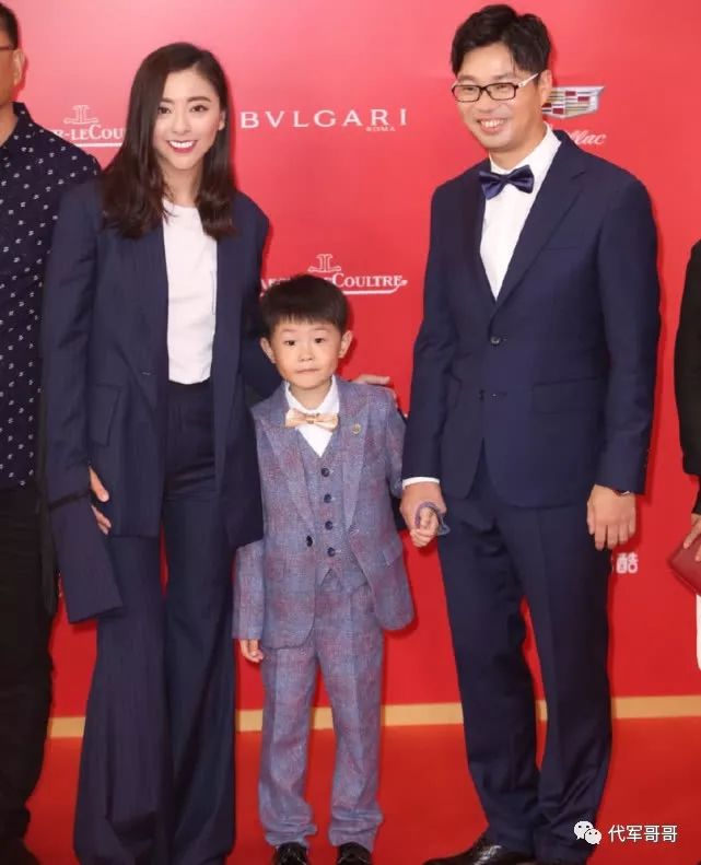 还记得春晚上的光头萌娃吗？如今9岁留长发当主持人，真的好帅！
