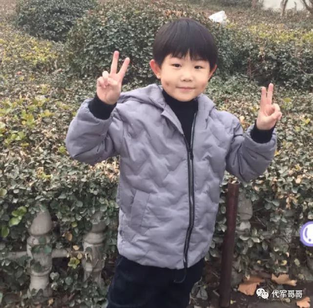 还记得春晚上的光头萌娃吗？如今9岁留长发当主持人，真的好帅！