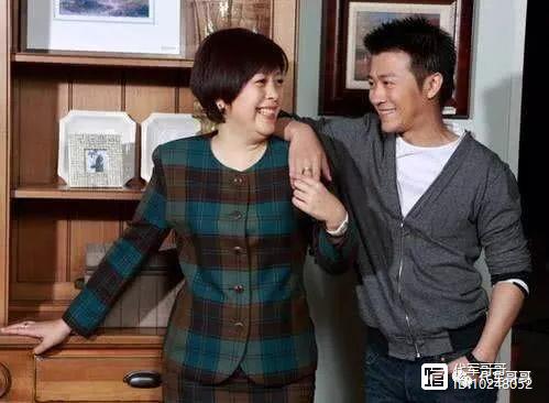 他的干妈是李少红，30岁娶漂亮娇妻，如今39岁一家三口很幸福