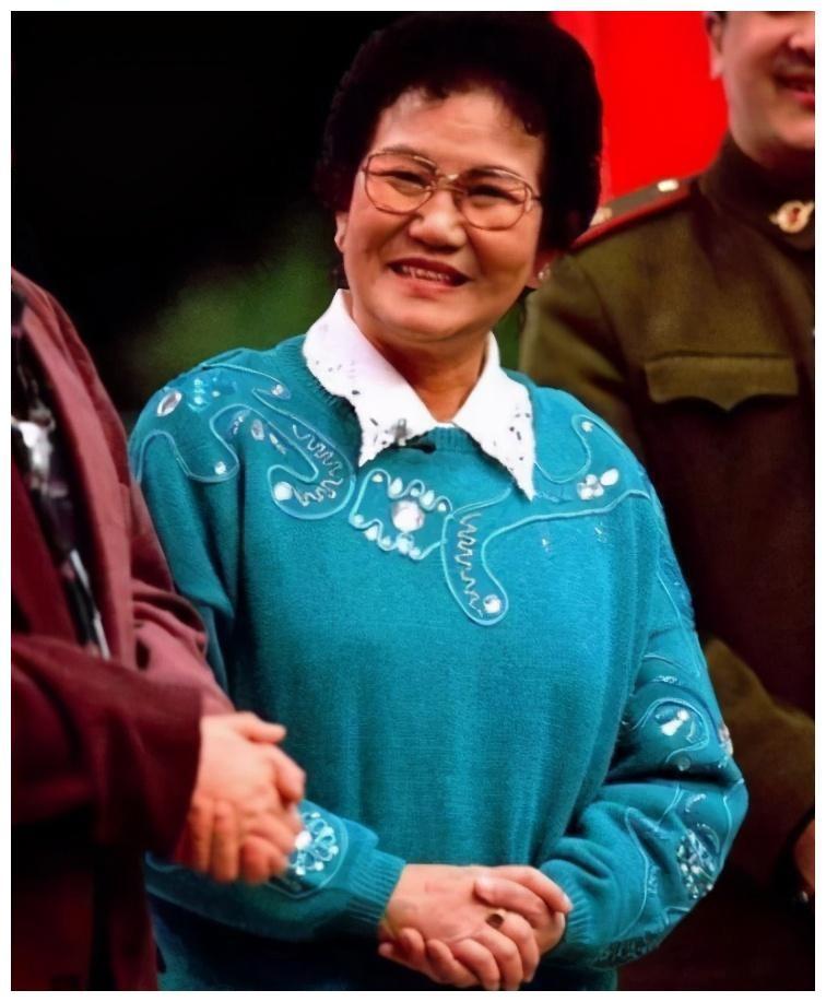 1999年深夜，艺术家赵丽蓉拍好“遗照”穿好寿衣，含泪乞求安乐死