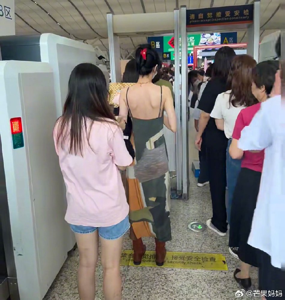 组图：迪丽热巴高铁站被偶遇 穿吊带裙露蝴蝶背性感美艳