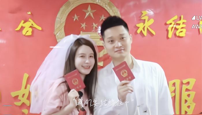 组图：网红张大奕宣布领证结婚 与老公江边拥抱奔跑幸福满满