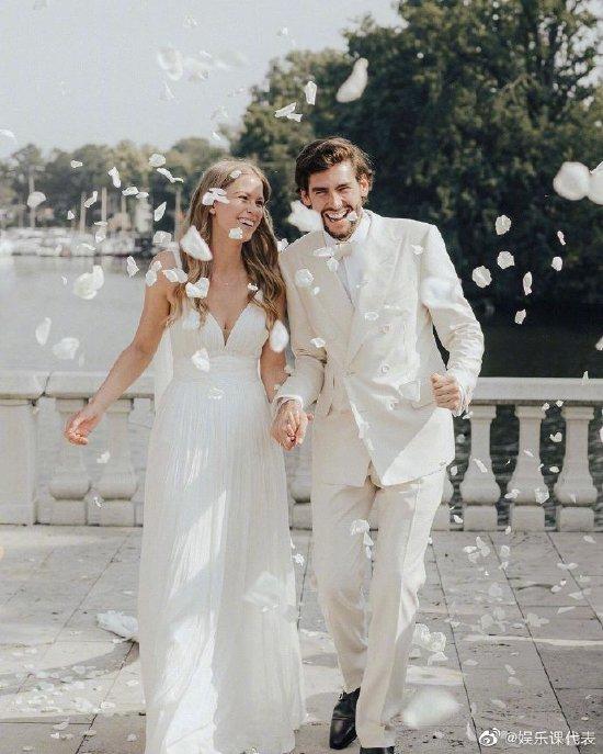西班牙歌手Alvaro Soler官宣结婚 晒甜蜜婚纱照