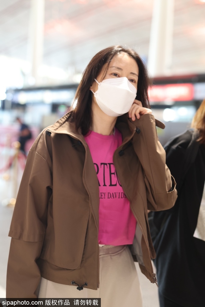 组图：刘敏涛穿火龙果色T恤现身机场 搭配咖色外套惬意舒适