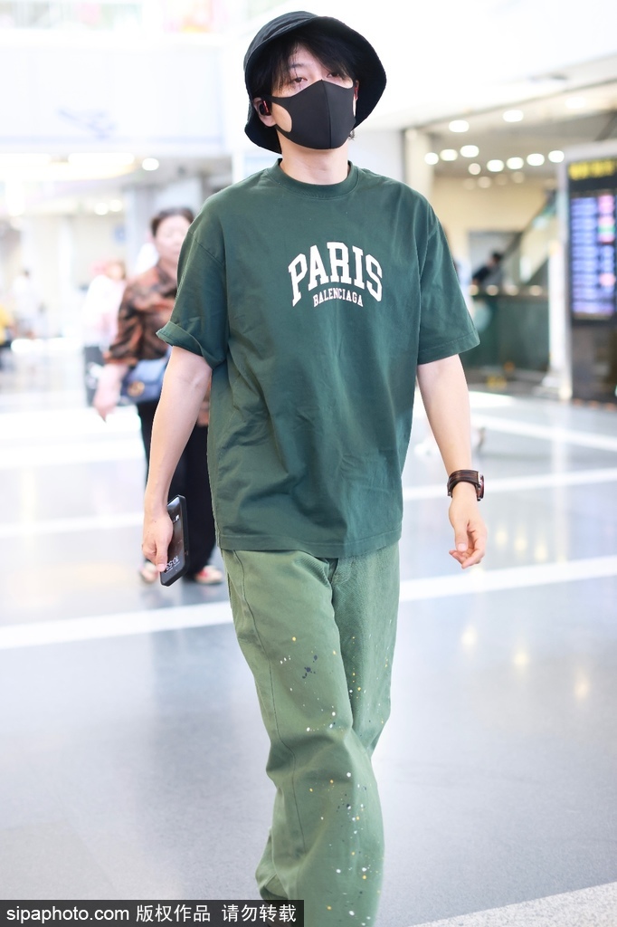 组图：徐海乔穿绿色T恤休闲裤现身 戴渔夫帽清凉出行