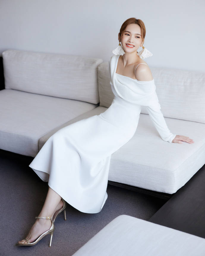 组图：杨丞琳穿白色长裙恬静如月光 花瓣耳饰更衬优雅气质