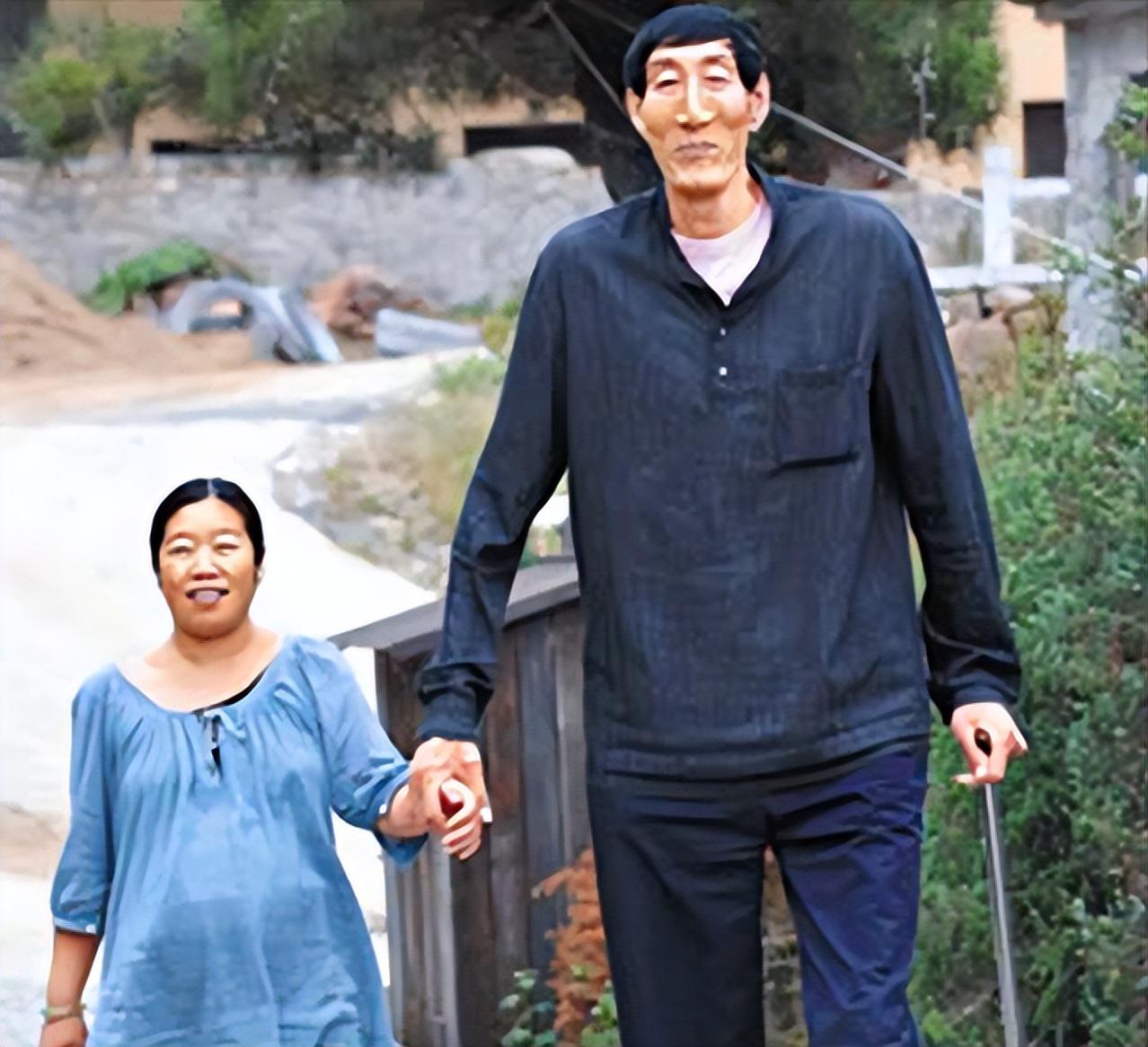 07年，身高2.36米巨人鲍喜顺，56岁娶28岁娇妻生下孩子，后来怎样