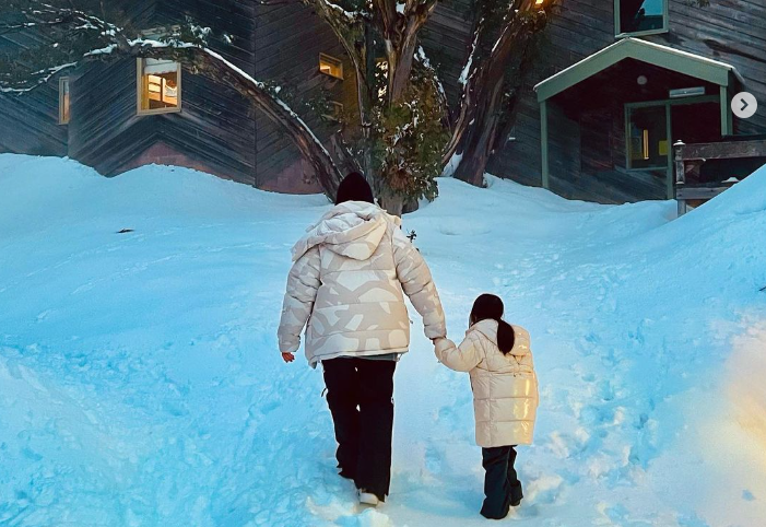 周杰伦带全家滑雪，陪女儿堆搞怪雪人，帮昆凌拍雪天使视频超宠溺
